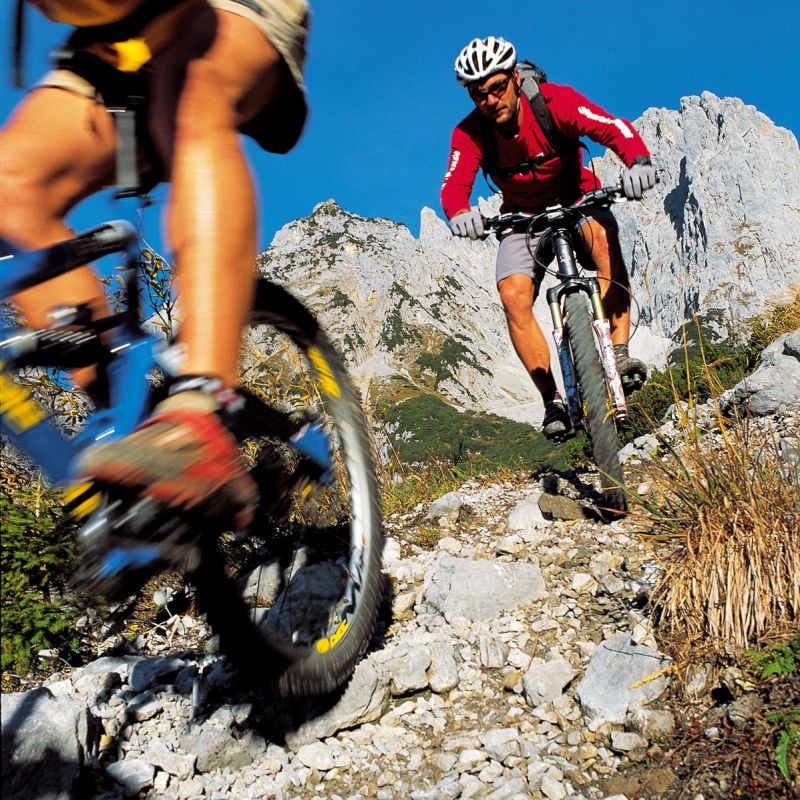 WK_144_Mountainbiker-auf-Fels_Albin-Niederstrasser.JPG